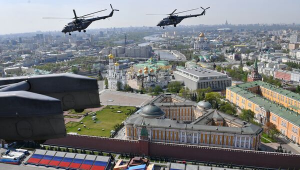 Многоцелевые вертолёты Ми-8 на репетиции воздушной части парада Победы в Москве