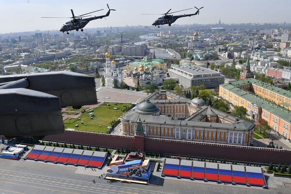 Многоцелевые вертолёты Ми-8 на репетиции воздушной части парада Победы в Москве
