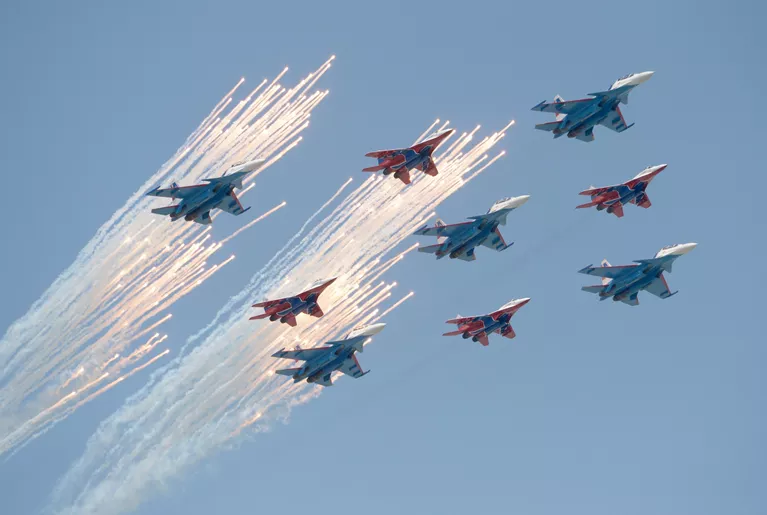 Многоцелевые истребители Су-30СМ пилотажной группы Русские Витязи и МиГ-29 пилотажной группы Стрижи на репетиции воздушной части парада Победы в Москве Многоцелевые истребители Су-30СМ пилотажной группы Русские Витязи и МиГ-29 пилотажной группы Стрижи на репетиции воздушной части парада Победы в Москве