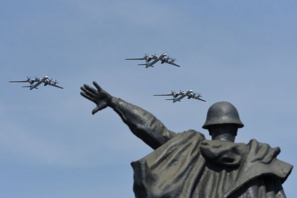 Стратегические бомбардировщики-ракетоносцы Ту-95МС на репетиции воздушной части парада Победы в Москве