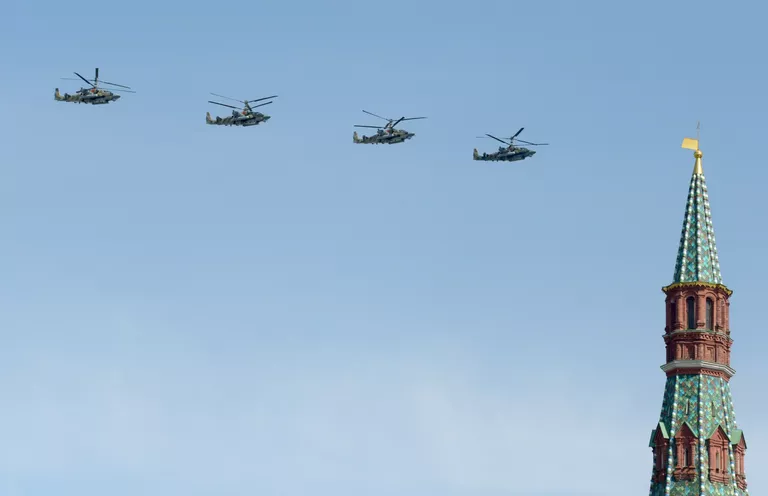 Вертолеты Ка-52 на репетиции воздушной части парада Победы в Москве Вертолеты Ка-52 на репетиции воздушной части парада Победы в Москве