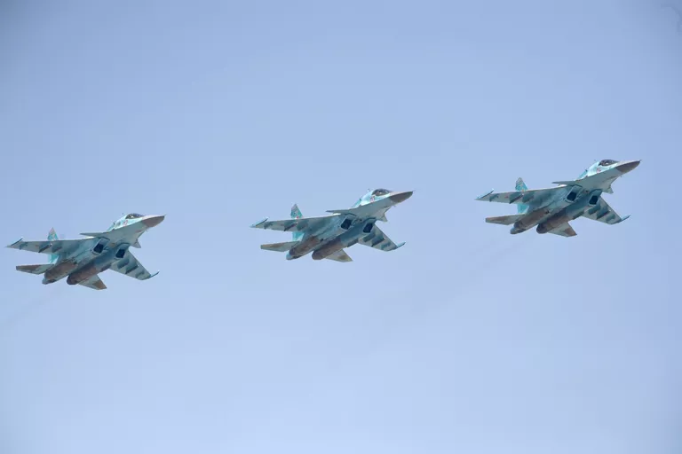 Истребители-бомбардировщики СУ-34 на репетиции воздушной части парада Победы в Москве. Истребители-бомбардировщики СУ-34 на репетиции воздушной части парада Победы в Москве.