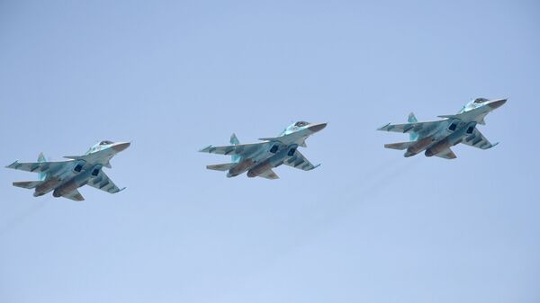 Истребители-бомбардировщики СУ-34 на репетиции воздушной части парада Победы в Москве.