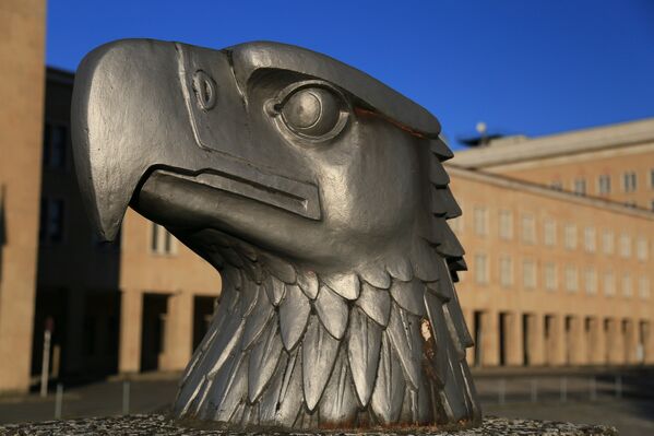 Статуя головы орла в Берлине
