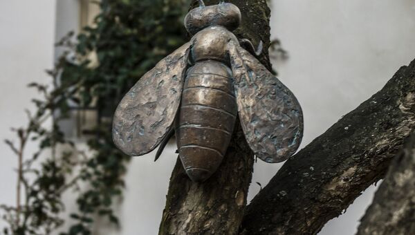 Памятник пчеле в Италии