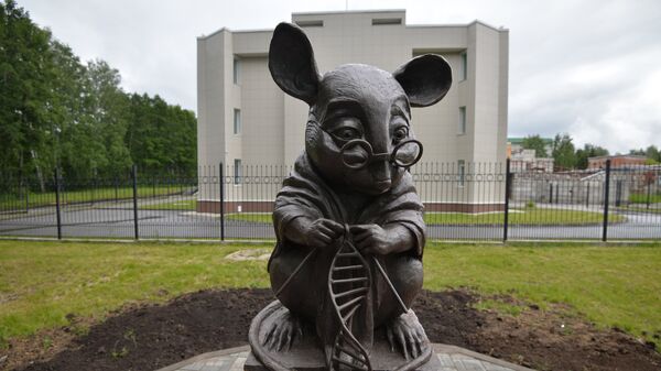 Памятник лабораторной мыши открыли в Новосибирске