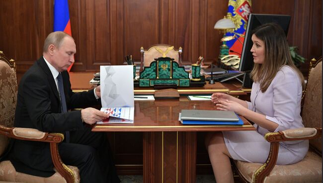 Президент РФ Владимир Путин и генеральный директор АСИ Светлана Чупшева во время встречи. 4 мая 2018