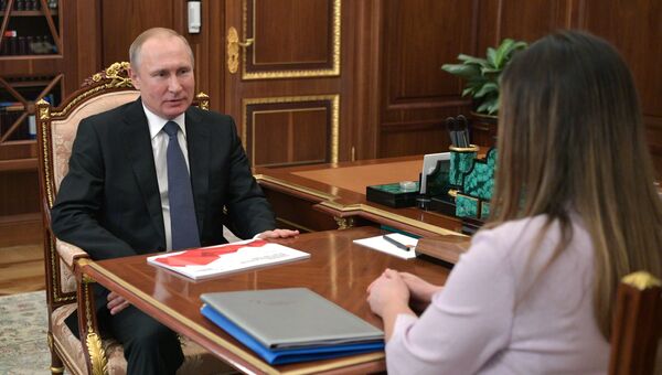 Президент РФ Владимир Путин и генеральный директор АСИ Светлана Чупшева во время встречи. 4 мая 2018