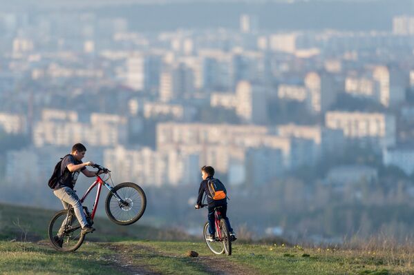 Отдыхающие на велосипедной прогулке в пригороде Симферополя