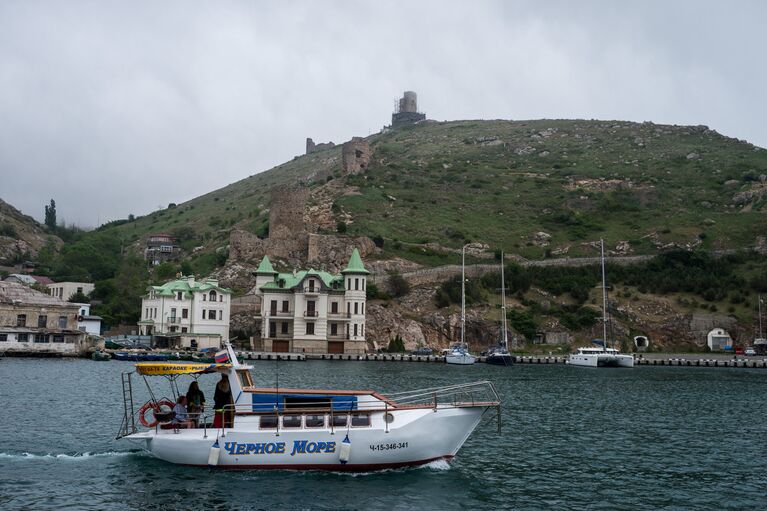 Вид на Генуэзскую крепость с моря в Судаке