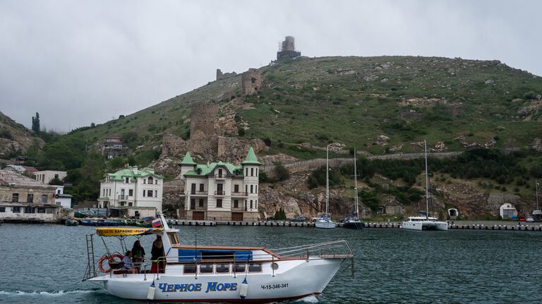 Вид на Генуэзскую крепость с моря в Судаке