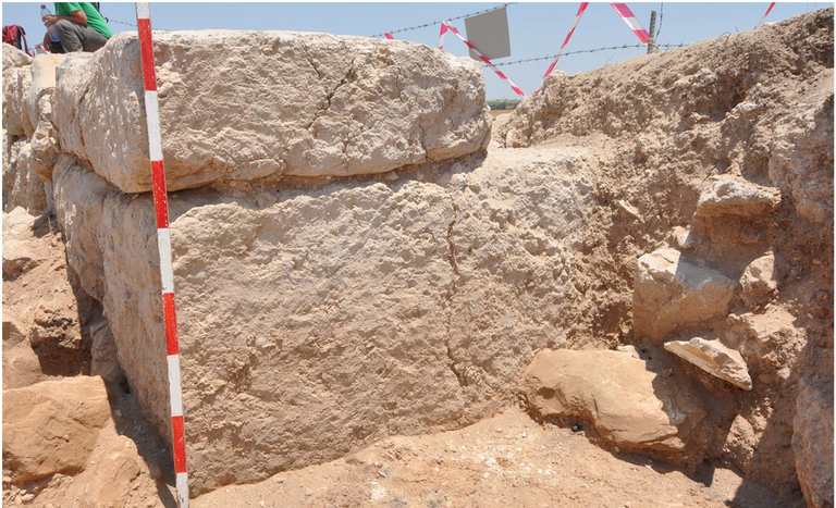 Отесанные камни, из которых был построен дом правителя города Тель-Этон