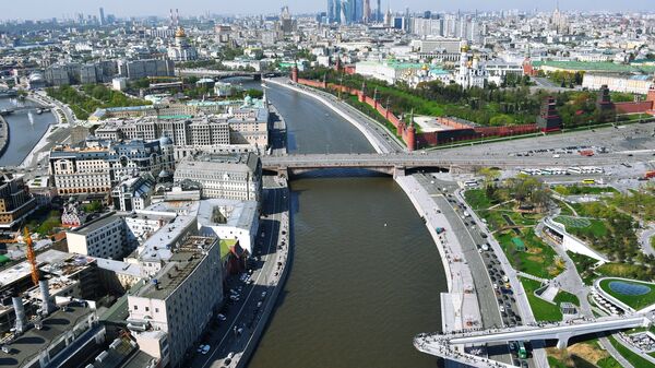 Вид на Москворецкую набережную в Москве