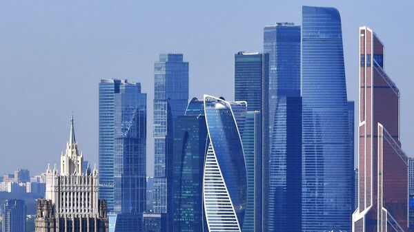 Вид на Московский международный деловой центр Москва-Сити и высотку на Баррикадной