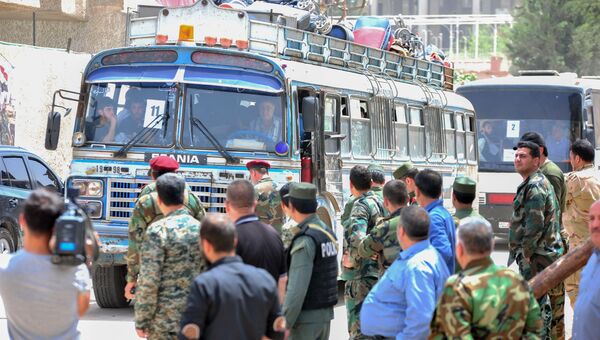 Автобус с террористами и членами их семей отправляется из поселения на юге Дамааска на север Сирии. 4 мая 2018