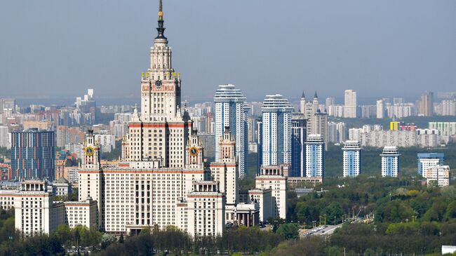 Вид на главное здание МГУ им. М.В.Ломоносова. Архивное фото