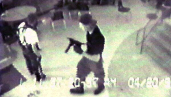 Эрик Харрис и Дилан Клеболда во время стрельбы в школе Колумбайн