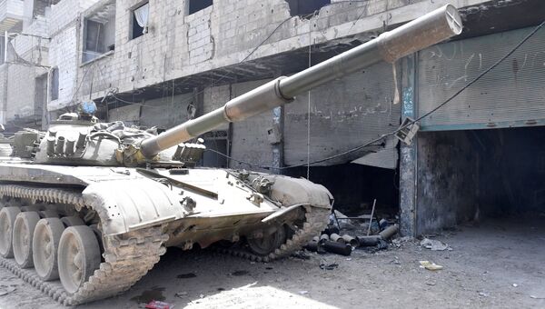 Танк Т-72 на одной из улиц в районе бывшего лагеря палестинских беженцев Ярмук в южном пригороде Дамаска. 4 мая 2018