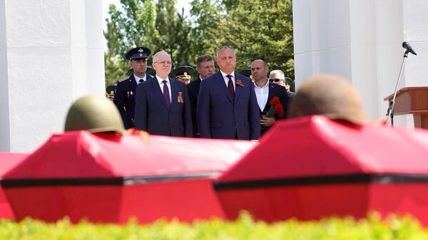 Президент Молдавии Игорь Додон во время церемонии перезахоронения останков 26 воинов, погибших при освобождении республики во время Великой Отечественной войны. 5 мая 2018
