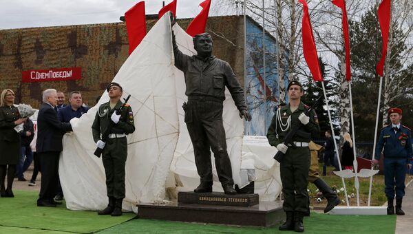 Церемония открытия памятника авиационным техникам «Макарыч» на аэродроме Левцово Ярославской области
