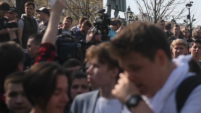 Участники несанкционированной акции оппозиции на Пушкинской площади в Москве. 5 мая 2018