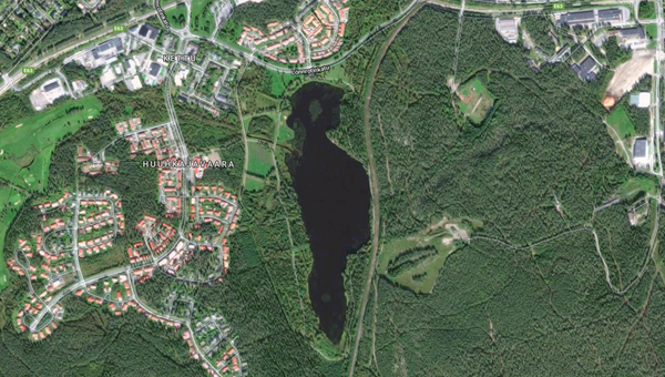 Снимок экрана с ресурса Google Maps с изображением озера Vimpelinlampi в Финляндии, напоминающим профиль Дональда Трампа