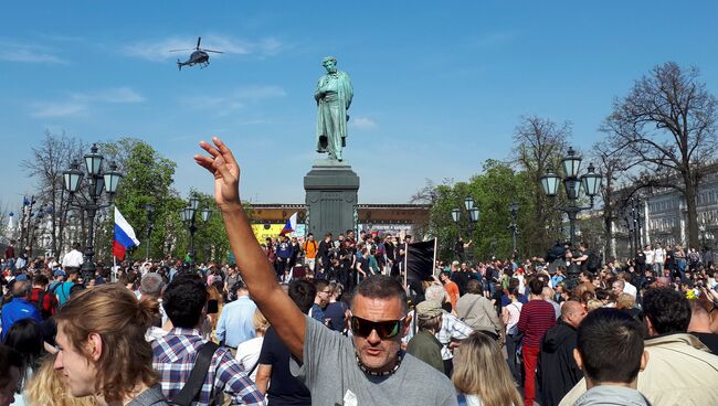 Участники несанкционированной акции оппозиции на Пушкинской площади в Москве. 5 мая 2018