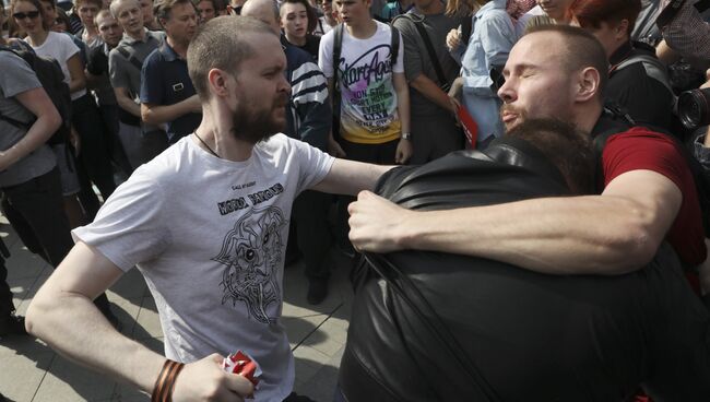 Активист Национально-освободительного движения и протестующий во время несанкционированной акции оппозиции на Пушкинской площади в Москве. 5 мая 2018