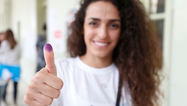 Девушка на избирательном участке после голосования на парламентских выборах в Бейруте, Ливан. 6 мая 2018