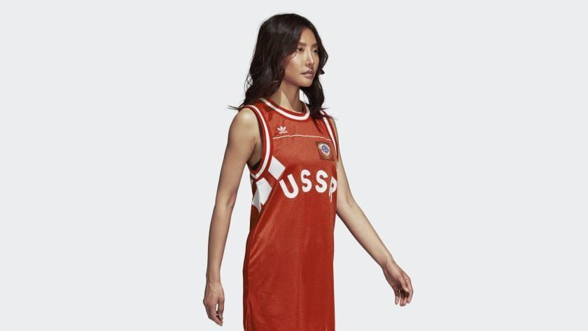 Девушка в майке с надписью USSR компании Adidas - РИА Новости, 1920, 17.06.2019