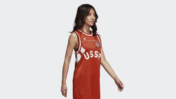 Девушка в майке с надписью USSR компании Adidas
