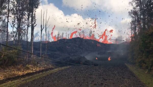 Рвущаяся из земли лава уничтожает жилые дома на Гавайях