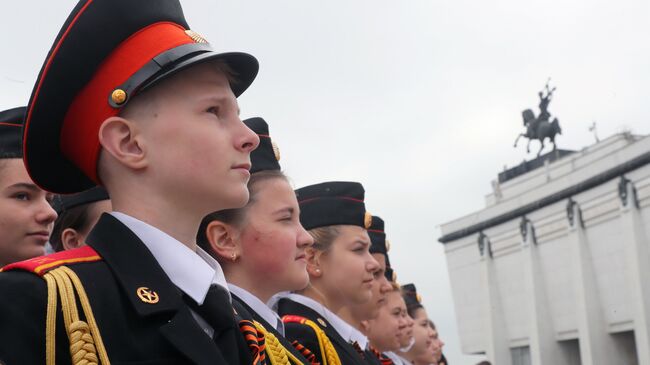 Участники парада кадетского движения Москвы Не прервется связь поколений! на Поклонной горе