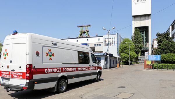 Машина скорой помощи у шахты Софиевка в городе Ястшемб-Здруй, Польша. 5 мая 2018