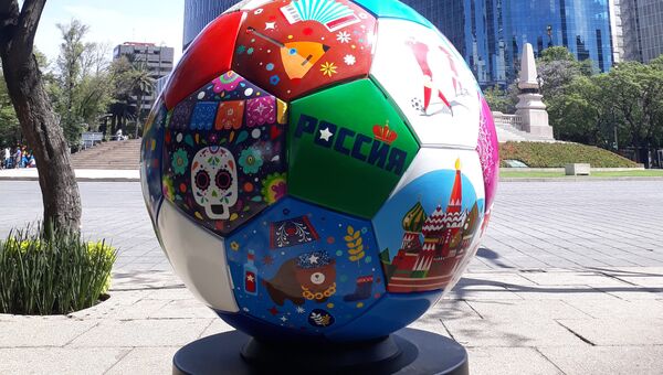 Парад гигантских футбольных мячей проходит в Мехико перед ЧМ-2018 по футболу в России