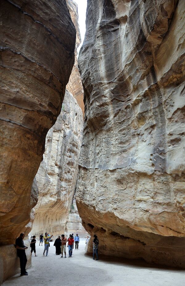 Туристы в ущелье Сик, ведущем к скальному городу Петра, в Иордании