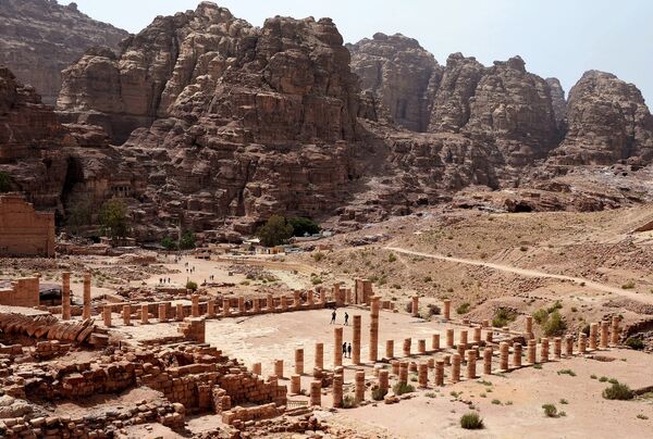 Туристы осматривают развалины древнего города Петра в Иордании