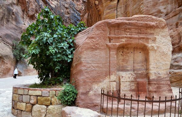 Обелиск в ущелье Сик в древнем городе Петра в Иордании