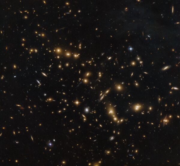 Древнее скопление галактик RXC J0032.1+1808 в созвездии Рыб