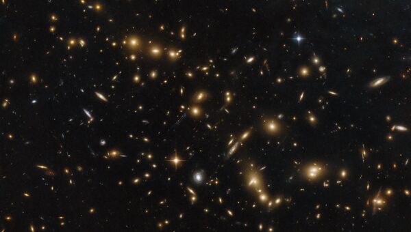 Древнее скопление галактик RXC J0032.1+1808 в созвездии Рыб