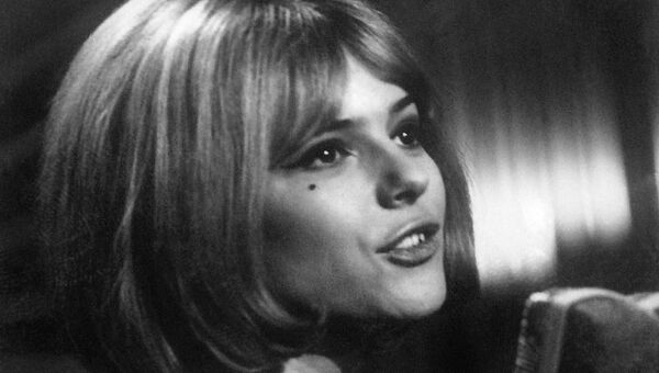 Французская певица Франс Галль выступает на конкурсе Евровидение-1965
