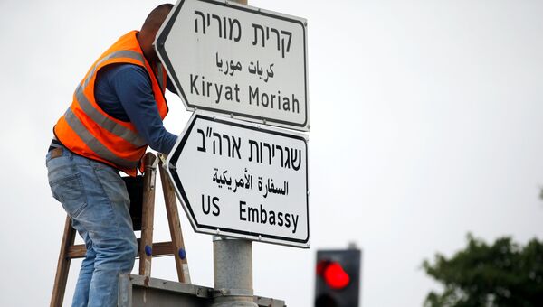 Установка дорожного указателя Посольство США в Иерусалиме, Израиль. Архивное фото