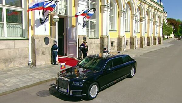 Автомобиль Кортеж во время церемонии инаугурации президента РФ Владимира Путина