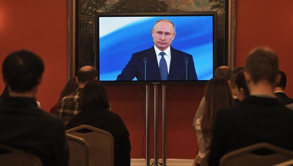 Журналисты во время трансляции церемонии инаугурации избранного президента России Владимира Путина в пресс-центре в Большом Кремлевском дворце. 7 мая 2018