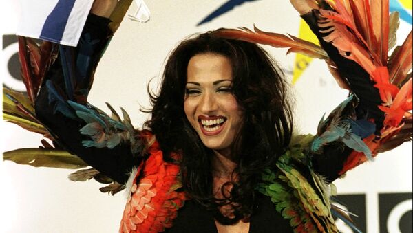 Израильская певица Dana International празднует победу в конкурсе Евровидение-1998