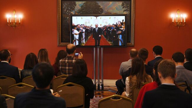 Трансляция церемонии инаугурации избранного президента России Владимира Путина в пресс-центре в Большом Кремлевском дворце. 7 мая 2018