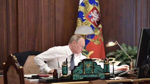 Избранный президент РФ Владимир Путин в рабочем кабинете перед церемонией инаугурации в Кремле. 7 мая 2018