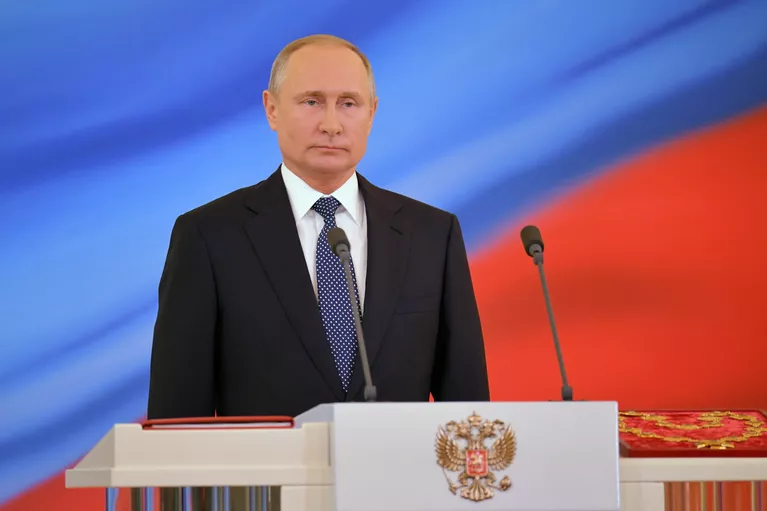 Избранный президент РФ Владимир Путин во время церемонии инаугурации в Кремле. 7 мая 2018 Избранный президент РФ Владимир Путин во время церемонии инаугурации в Кремле. 7 мая 2018