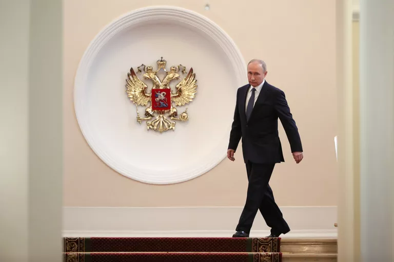 Избранный президент РФ Владимир Путин во время церемонии инаугурации в Кремль. 7 мая 2018 Избранный президент РФ Владимир Путин во время церемонии инаугурации в Кремль. 7 мая 2018