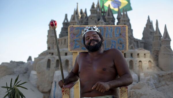 Марцио Матолиас, живущий в замке из песка на пляже в Рио-де-Жанейро, Бразилия